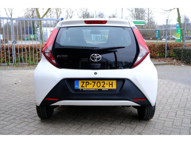 Toyota Aygo 1.0 VVT-i x 5-drs LED-dagrij 2019 Benzine 8