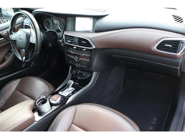 Infiniti Q30 1.6t Premium Tech 2016 Benzine 9