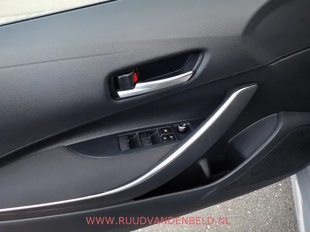 Toyota Corolla 1.8 Hybrid Business 2021 Hybride Benzine 12