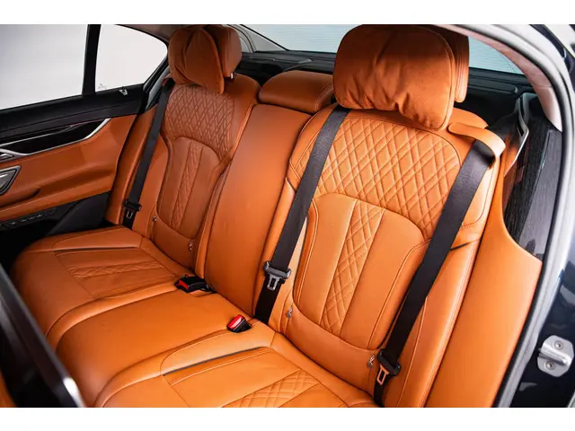 BMW 7 Serie 750i xDrive High Executive 2018 Benzine 18