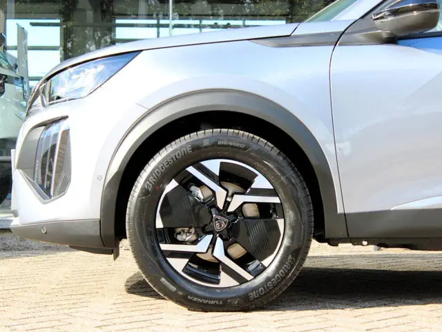 Peugeot 2008 1.2 Hybrid 110 Allure 2026 Hybride Benzine 5