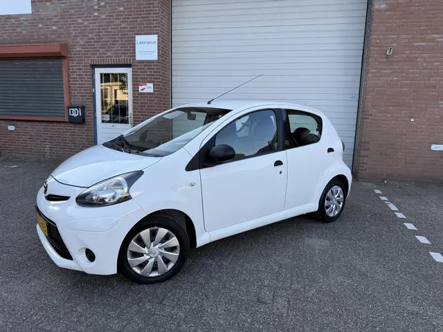 Toyota Aygo 1.0 VVT-i Now 2013 Benzine 2