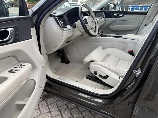 Volvo XC60 2.0 T5 Luxury-line 2018 Benzine 12