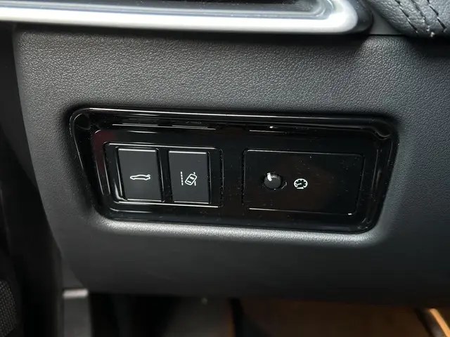 Jaguar XE 2.0 Portfolio 2015 Benzine 43