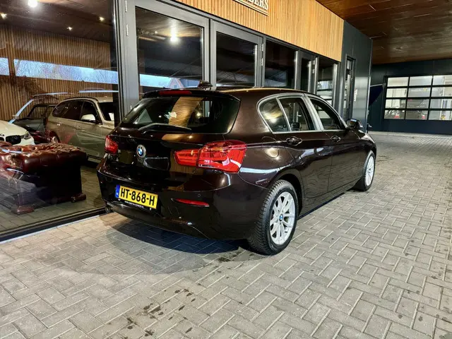 BMW 1 Serie 118i Bruin Metallic, automaat 2015 Benzine