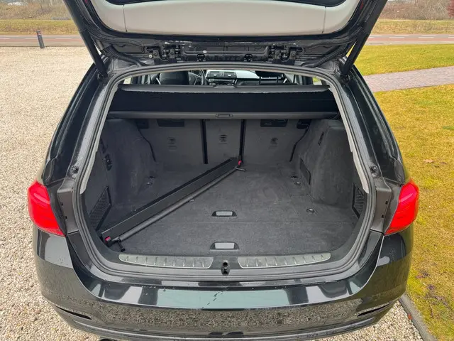 BMW 3 Serie Touring 318i Executive 2017 Benzine 28