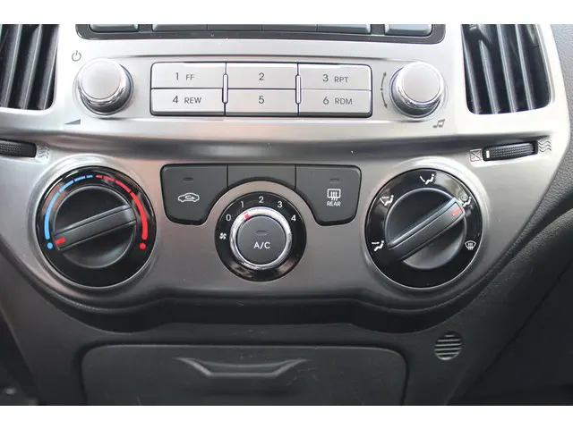 Hyundai i20 1.4i 2014 Benzine 27