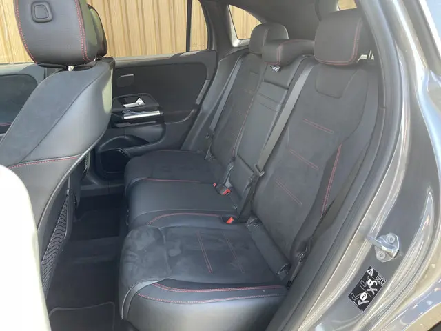 Mercedes-Benz GLA 250 4MATIC AMG Line 2020 Benzine 33