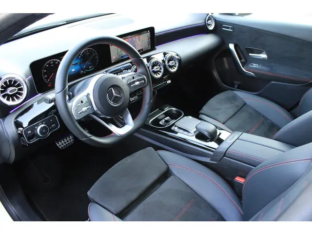 Mercedes-Benz A-Klasse 250 e AMG 2020 Hybride Benzine 2