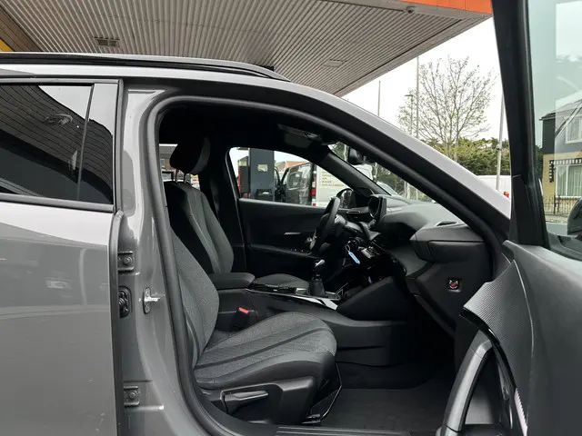 Peugeot 2008 1.2 PureTech Allure 2024 Benzine 12