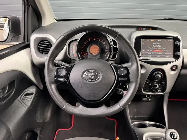Toyota Aygo 1.0 VVT-I X-PLAY 2014 Benzine 6