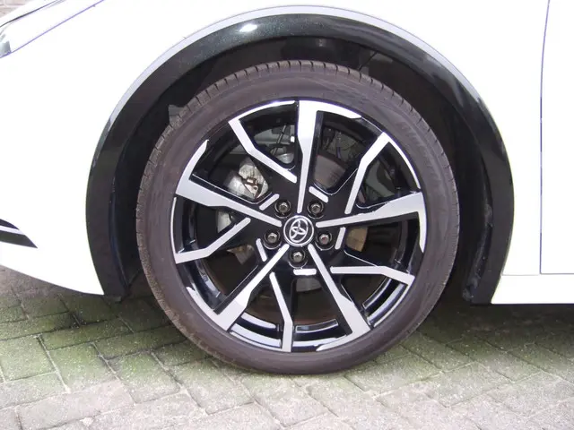 Toyota Prius 2.0 Plug-in Executive 2024 Hybride Benzine 25