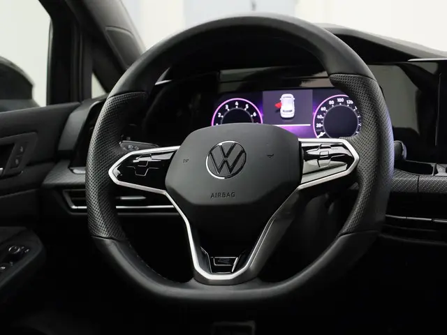 Volkswagen Golf 1.5 eTSI 130pk DSG R-Line 2024 Benzine 13