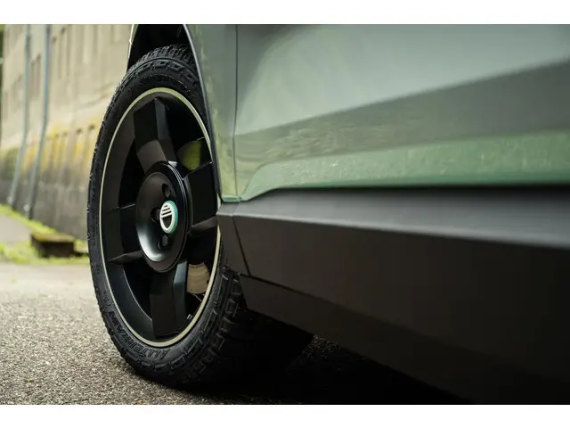 Volvo EX30 Extended Range Plus 2025 Elektrisch 42
