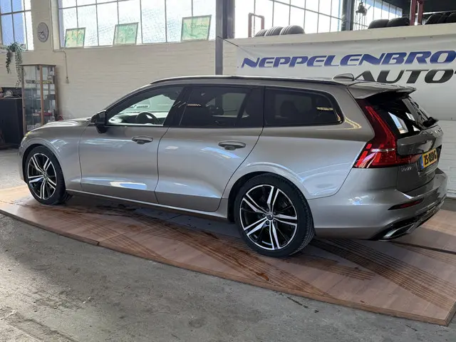 Volvo V60 2.0 T4 R-Design 2019 Benzine 3