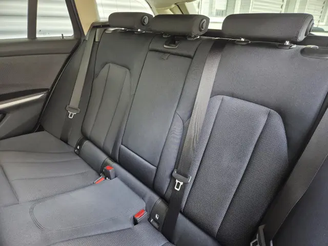 BMW 3 Serie Touring 318i 2023 Benzine 13
