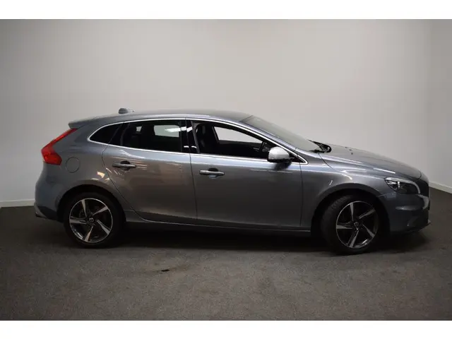 Volvo V40 T3 150pk R-Design 2015 Benzine 30