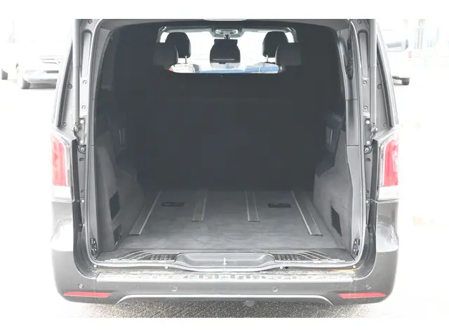 Mercedes-Benz V-Klasse 300d AMG L2 DC 2024 Diesel 17