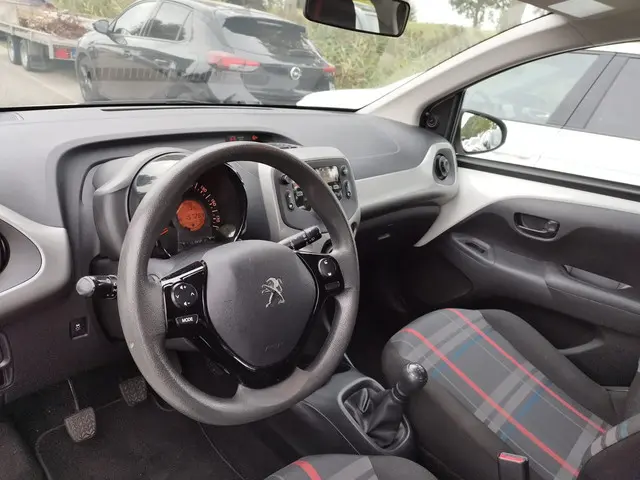 Peugeot 108 1.0 e-VTi Blue Lease ** Airco ** 2015 Benzine 6