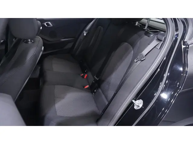 BMW 1 Serie 118i Advantage 2022 Benzine 38