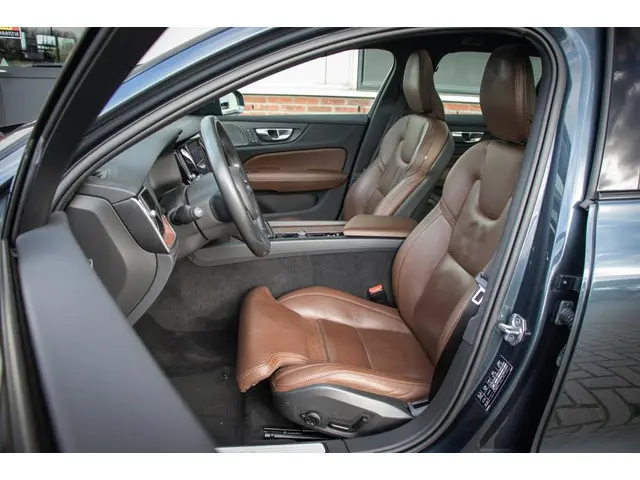 Volvo V60 Cross Country 2.0 B5 AWD Pro 2021 Benzine 4