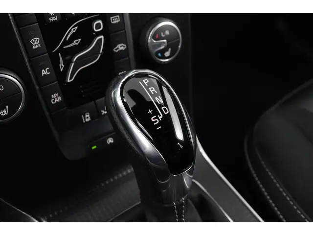 Volvo V40 1.5 T3 R-Design 2019 Benzine 44