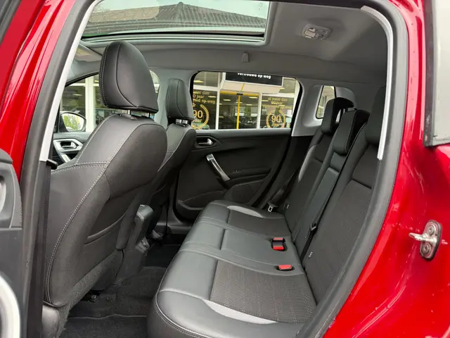 Peugeot 2008 1.2 PureTech Allure Automaat 2018 Benzine 31