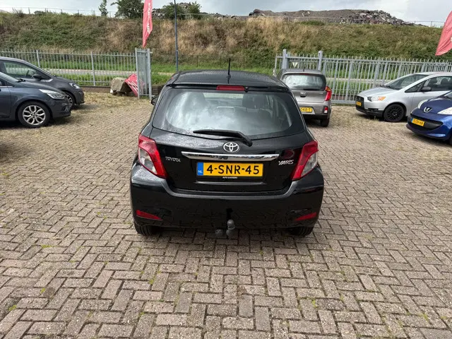 Toyota Yaris 1.0 VVT-i Now 2013 Benzine 6