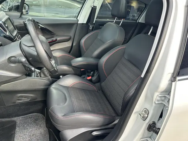 Peugeot 208 1.2 Turbo 110PK GT-line 2018 Benzine 14
