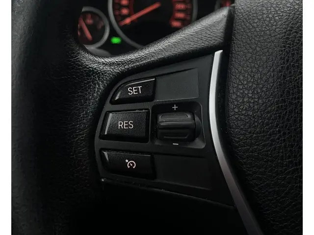 BMW 3 Serie 320i Business 2013 Benzine 12