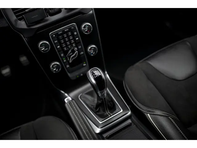 Volvo V40 T3 Benzine R-Design 2017 Benzine 17