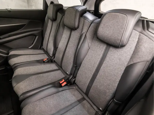 Peugeot 5008 1.2 PureTech Sport 7 Persoons 2018 Benzine 16