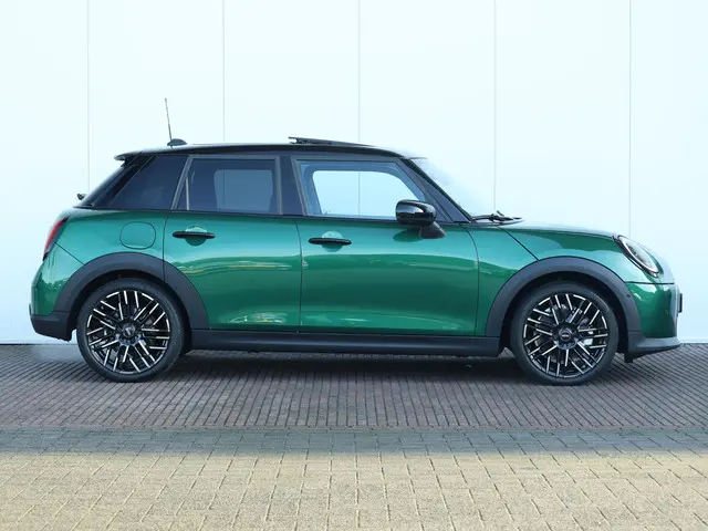MINI 5-Deurs Mini 1.5 Cooper C Favoured L 2025 Benzine 11
