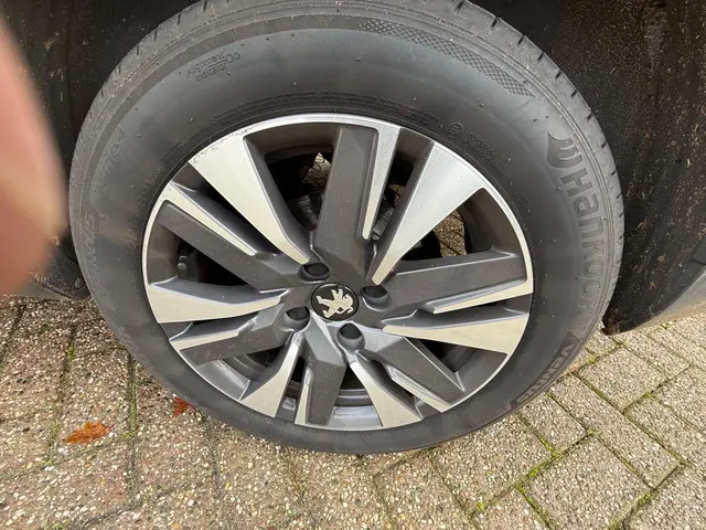 Peugeot 2008 1.2 PureTech Allure 2019 Benzine 19