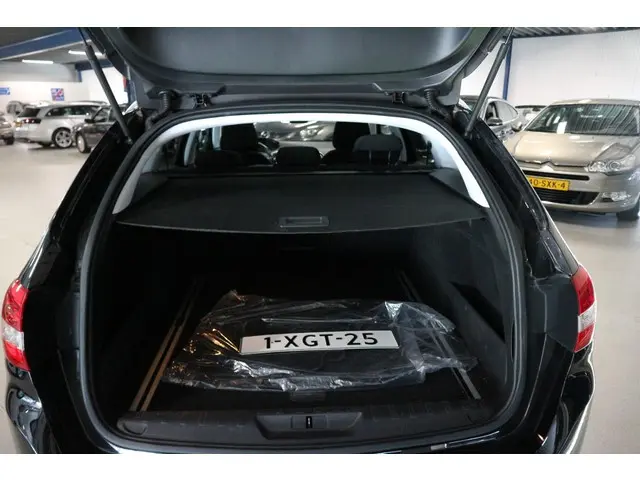 Peugeot 308 SW 1.2 e- PANO + NAV + CAM + TREKHAAK ! ! ! 2014 Benzine 17