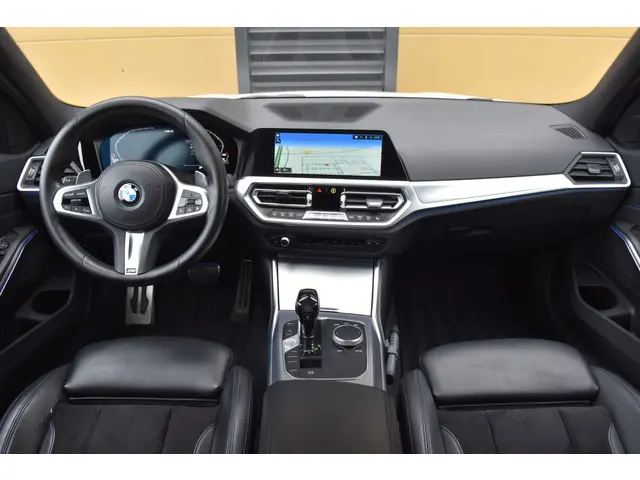 BMW 3 Serie 320i Executive Edition 2020 Benzine 3