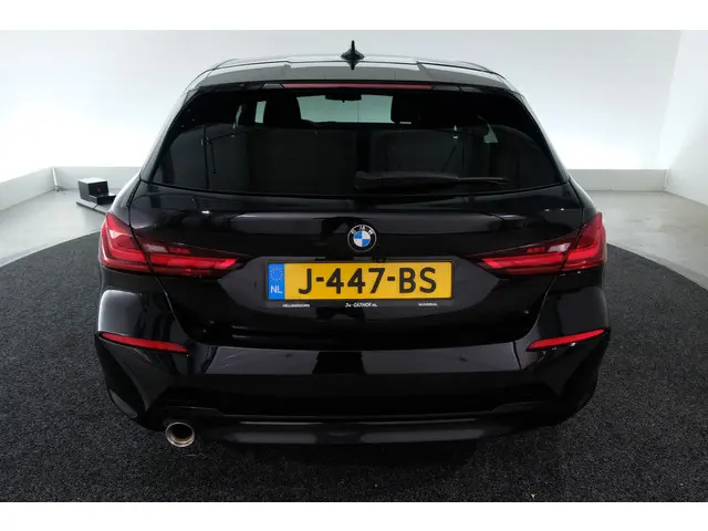BMW 1 Serie 118i Executive Edition 2020 Benzine 21