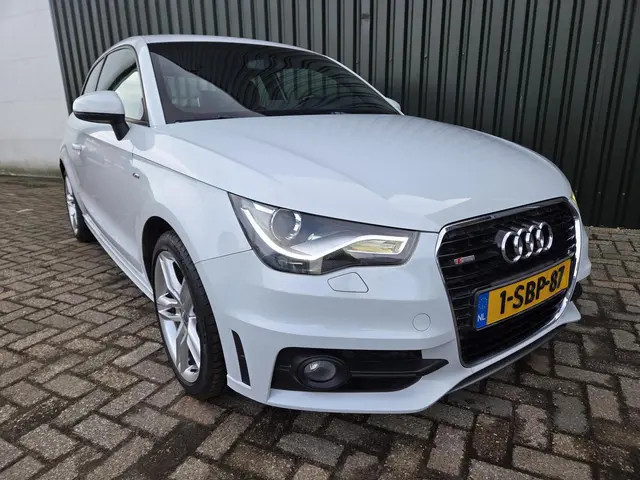 Audi A1 1.2 TFSI 2X S line NL AUTO 2013 Benzine 9