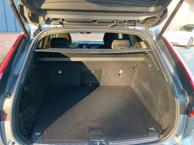 Volvo XC60 T5 AWD R-Design 2019 Benzine 18