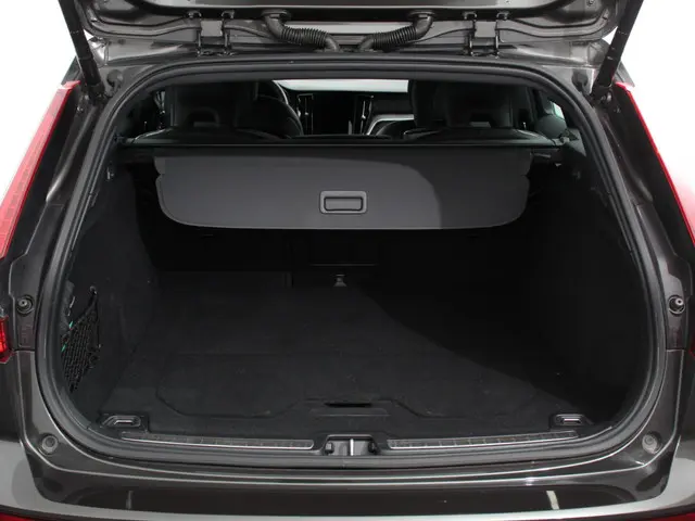 Volvo V60 2.0 B4 R-Design 2022 Benzine 30