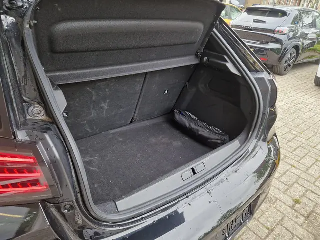 Peugeot 208 Hybrid 136 e-DCS6 GT 2024 Hybride Benzine 9