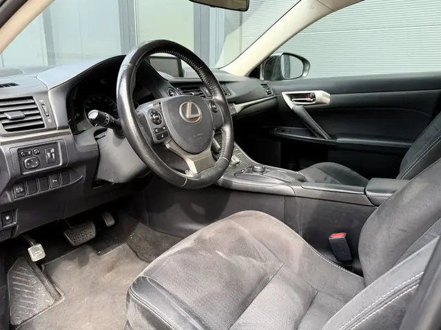 Lexus CT 200h Business Line 2018 Hybride Benzine 8