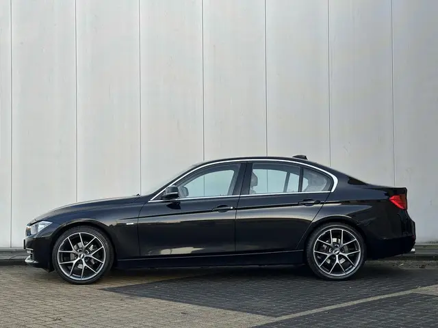 BMW 3 Serie 320i Executive 2013 Benzine 3