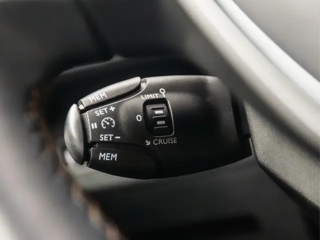 Peugeot 3008 1.2 PureTech Sport 2017 Benzine 19