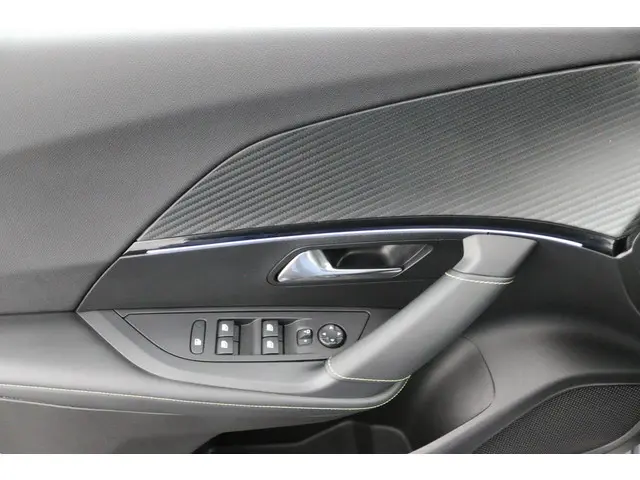 Peugeot 2008 1.2 Hybrid 136 GT 2024 Hybride Benzine 16