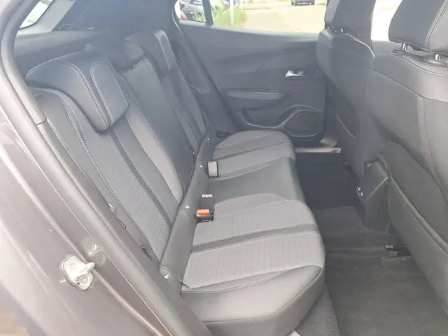 Peugeot 2008 1.2 130pk PureTech Allure 2023 Benzine 15