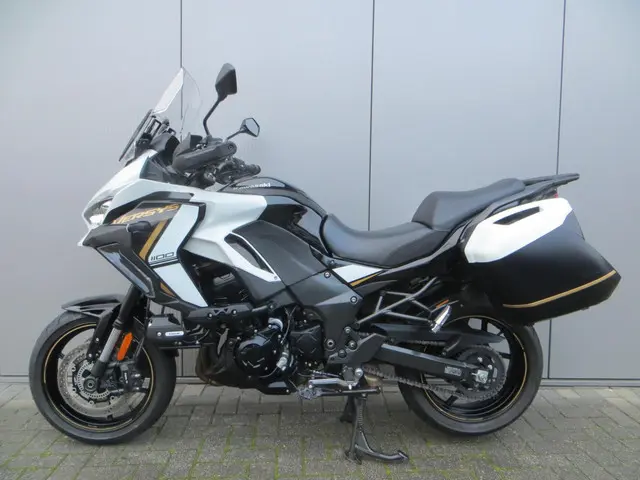 Kawasaki Versys 1100 S Tourer + 2025 Benzine 9
