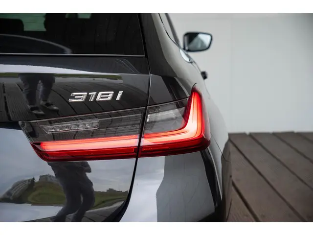 BMW 3 Serie Touring 318i 2024 Benzine 23
