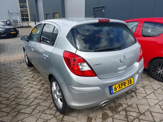 Opel Corsa 1.4-16V BlitZ / AUTO RIJDT GOED 2014 Benzine 4