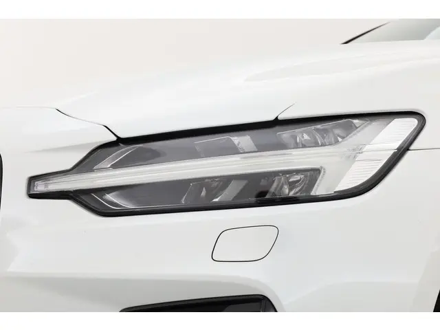 Volvo V60 T8 Recharge R-Design 2022 Hybride Benzine 40